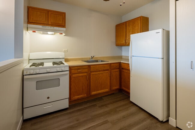 1BR, 1BA - 625SF - Kitchen - Carmel House