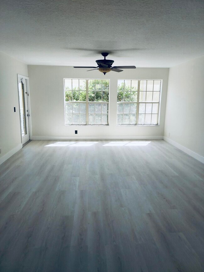 Building Photo - 6339 La Costa Dr