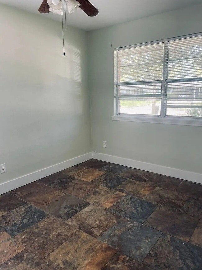 Building Photo - Single Family Residence