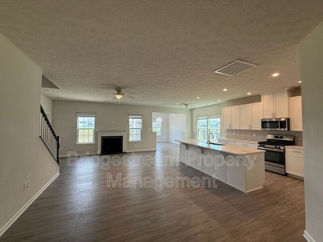 Building Photo - 2194 Schmidt Dr W