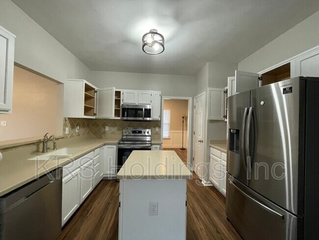 Building Photo - 210 Fallawater Way