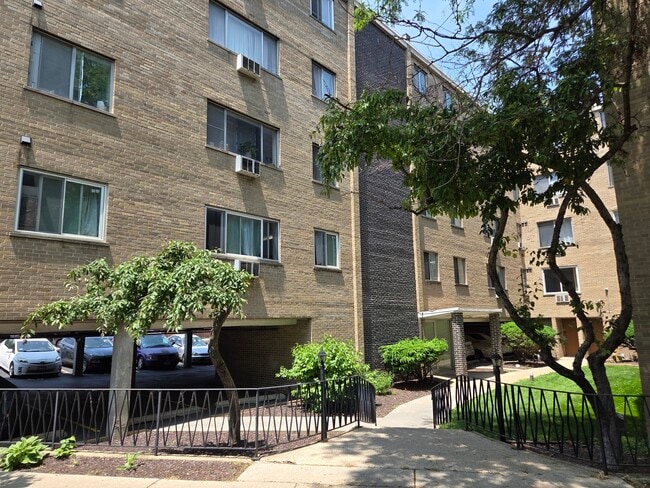 Foto del edificio - 7320 N Rogers Ave