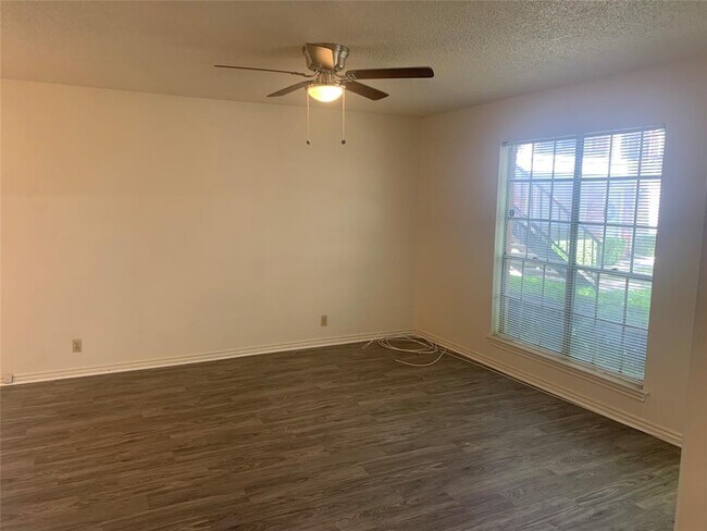 Building Photo - 1037 Roaring Springs Rd