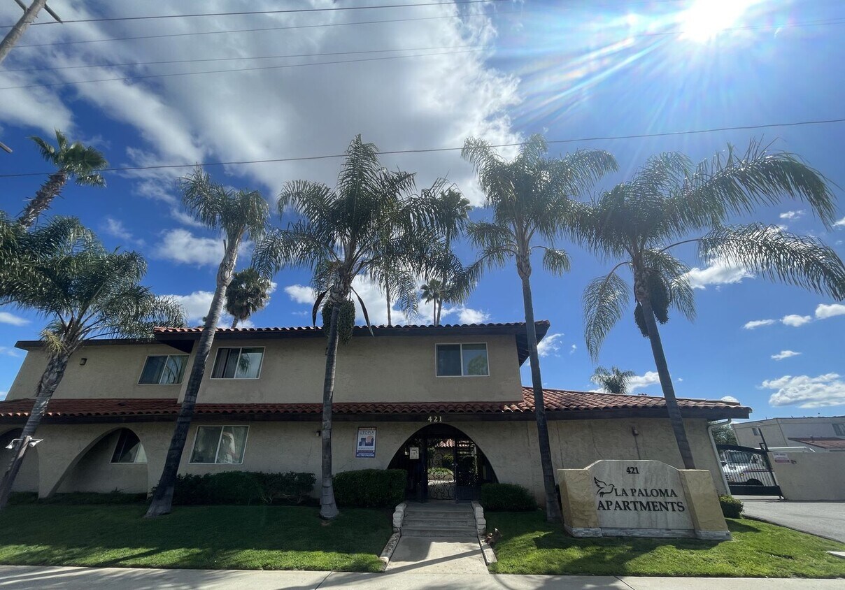 Primary Photo - Beautiful and Spacious Apartment in Gated ...