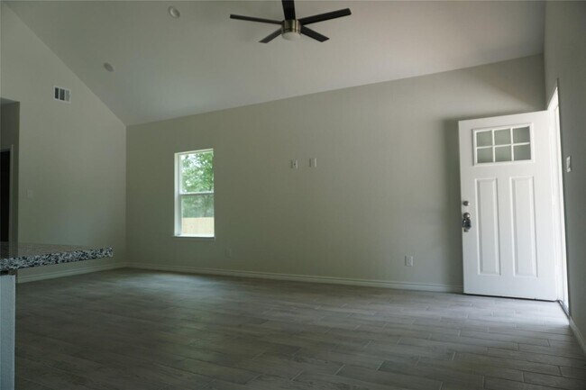 Foto del edificio - New Construction Home- this home is a sing...