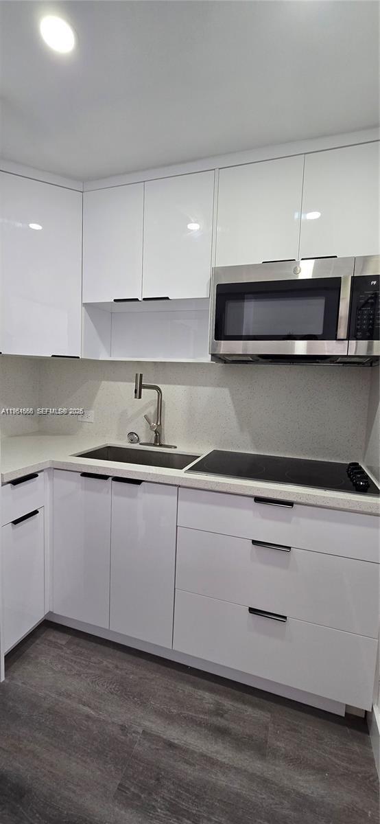 Foto del edificio - 7904 West Dr