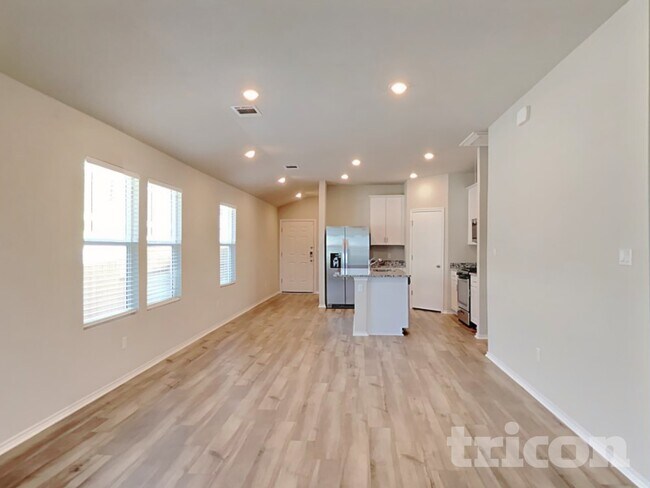 Building Photo - 5300 Saddle Clb Dr