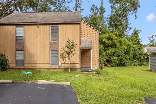 Building Photo - 1557 Live Oak Dr
