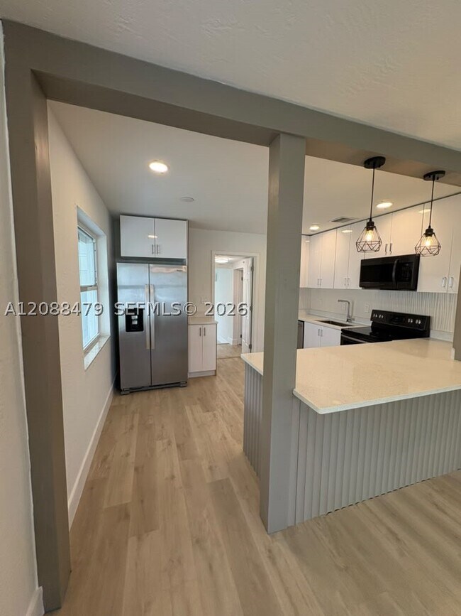 Building Photo - 825 S 28th Ave