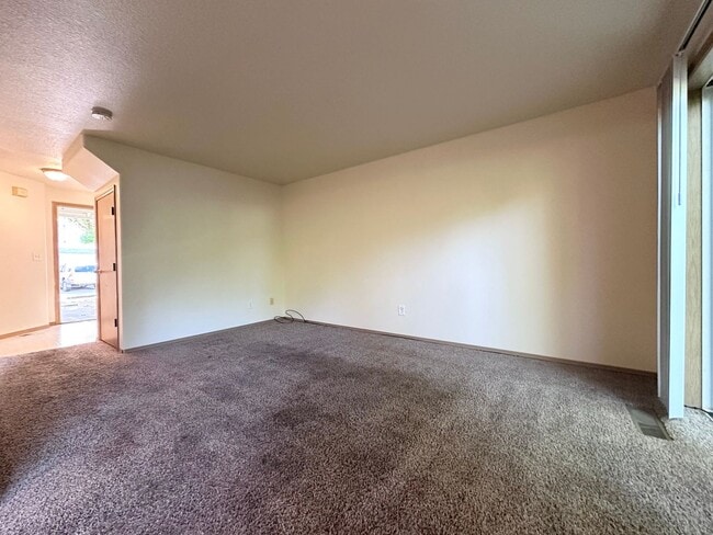 Building Photo - 3bd 2.5 ba Townhome * Near Fairview Village * $1,000 off first mont’s rent!!!!