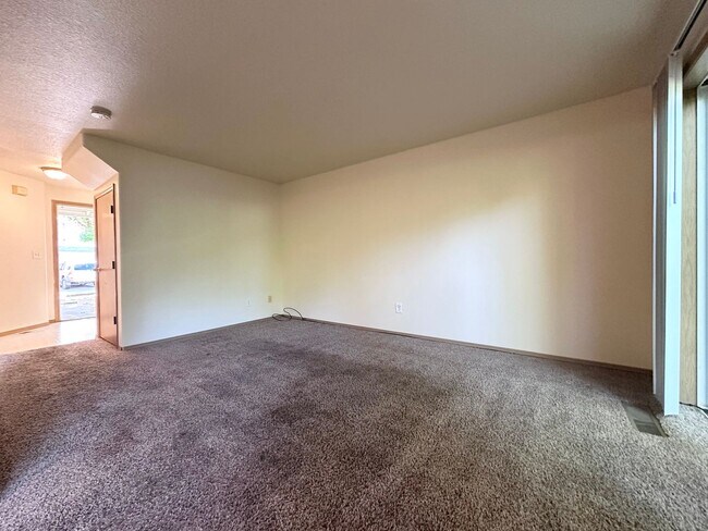 Foto del edificio - 3bd 2.5 ba Townhome * Near Fairview Village * $1,000 off first mont’s rent!!!!