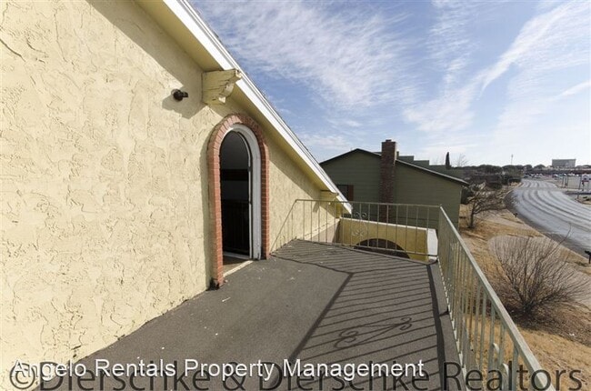 Building Photo - 2810 Sunset Dr