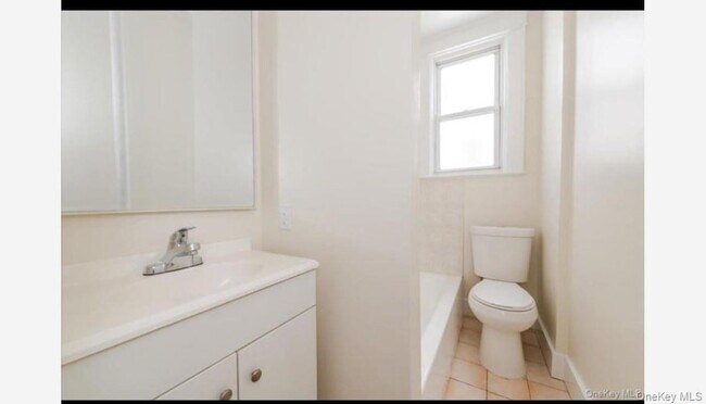 Foto del edificio - 959 Van Nest Ave