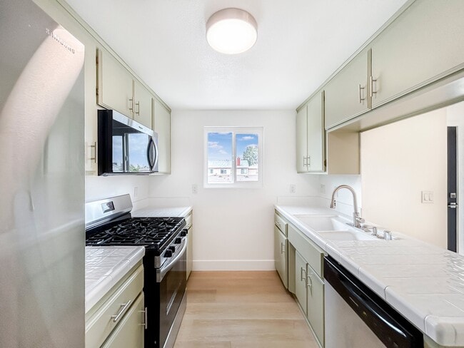 Building Photo - 3332-10863 Florista St