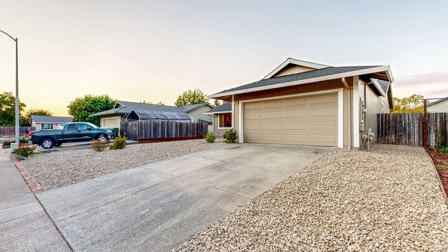 Building Photo - Bright 4 Bedroom 2 Full Bathroom Home with...