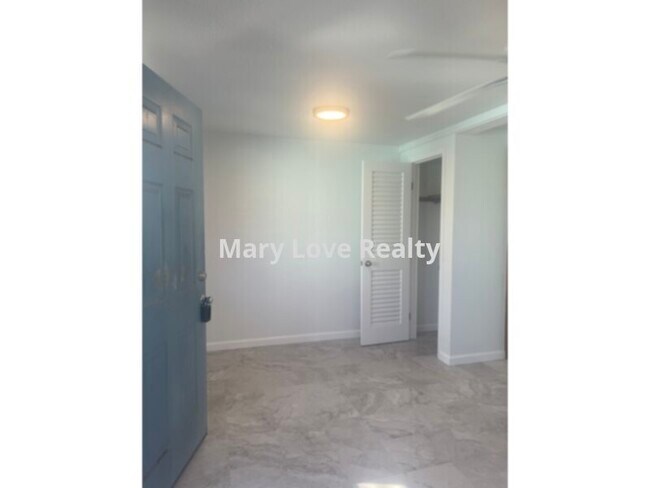 Building Photo - NEWLY RENOVATED STUDIO APARTMENT