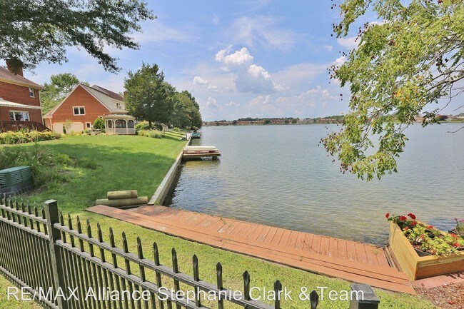 Foto del edificio - 1317 Plantation Lakes Cir