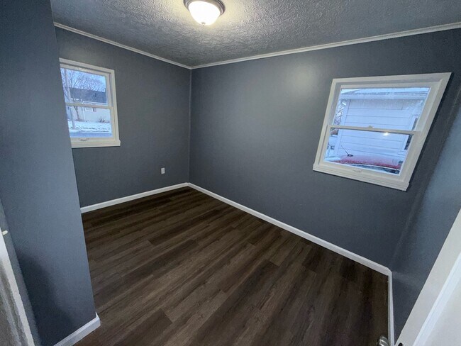 Foto del edificio - 2103 Willowrow Ave NE