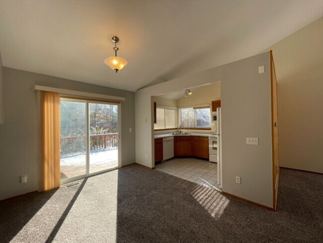 Building Photo - Stratford Lake 4-Level