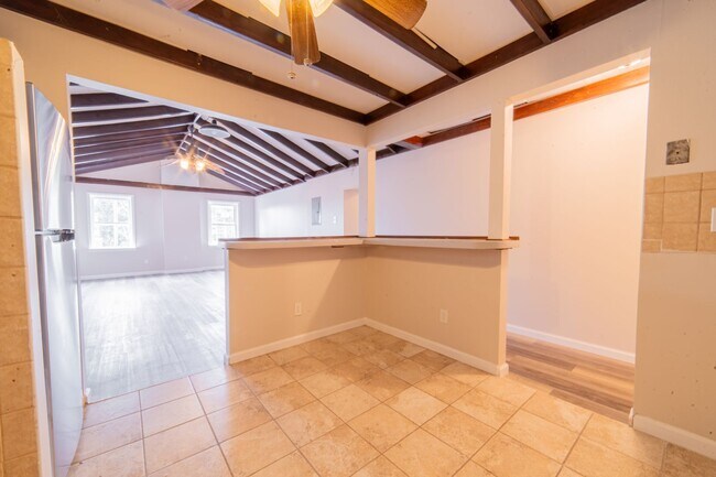Foto del edificio - Spacious 2-Bedroom Apartment with Bonus Ro...