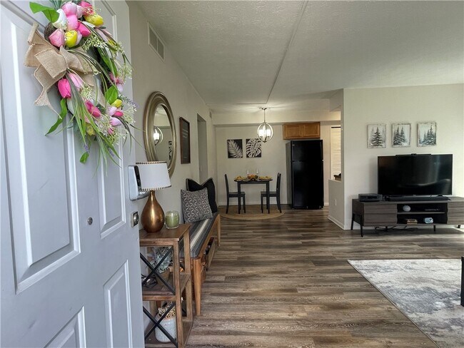 Foto del edificio - 894 Eastbrooke Ln