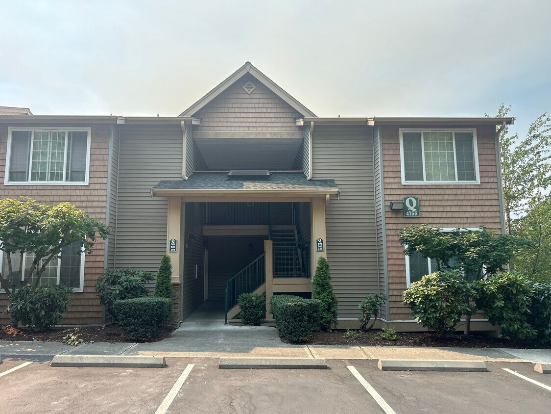 Primary Photo - 2B, 2BA upstairs condo in SW Renton with g...