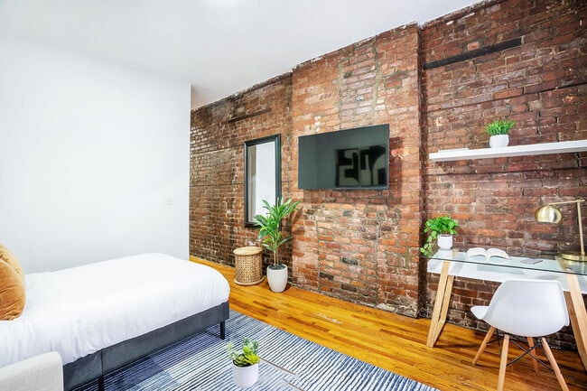 Building Photo - 240 E 26th St