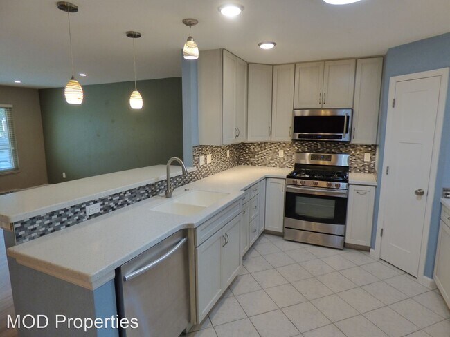Building Photo - 4 br, 3 bath House - 2970 S. Rosemary Street