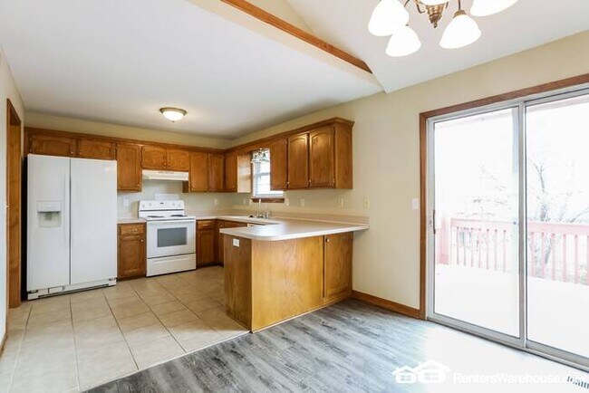 Foto del edificio - 3 Bed 2.5 Bath In Raymore!  Available 7/1!