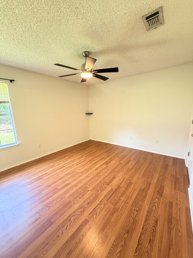 Building Photo - 6585 Eagle Crest Dr