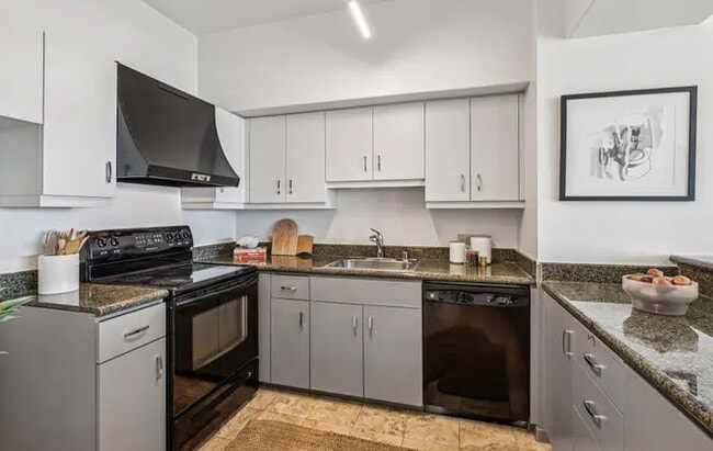 Foto del edificio - 6363 Christie Ave