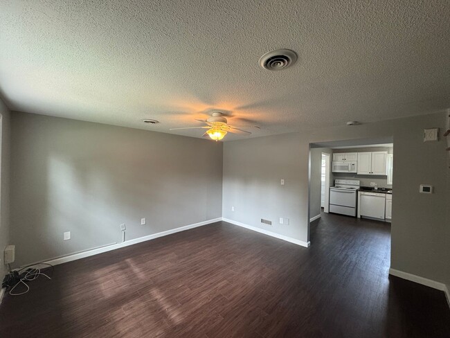 Building Photo - Refreshed 2 Bed 1.5 Bath Townhouse | Pet O...