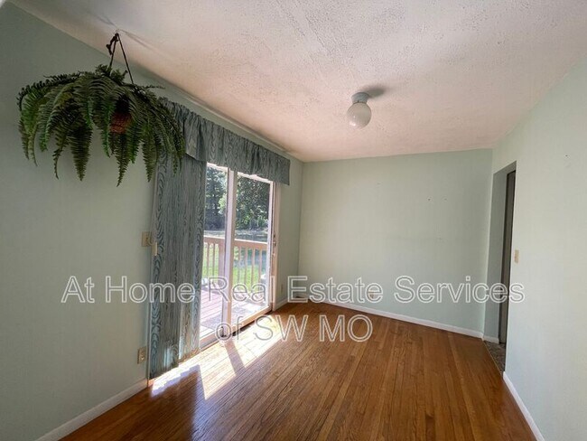 Building Photo - 2702 E Linwood St