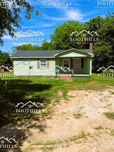 Building Photo - 213 Fretwell Dr