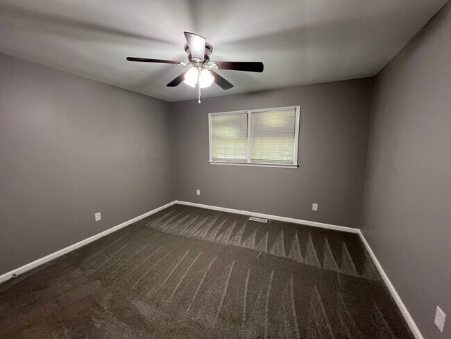 Building Photo - Three Bedroom in Hopkinsville, KY