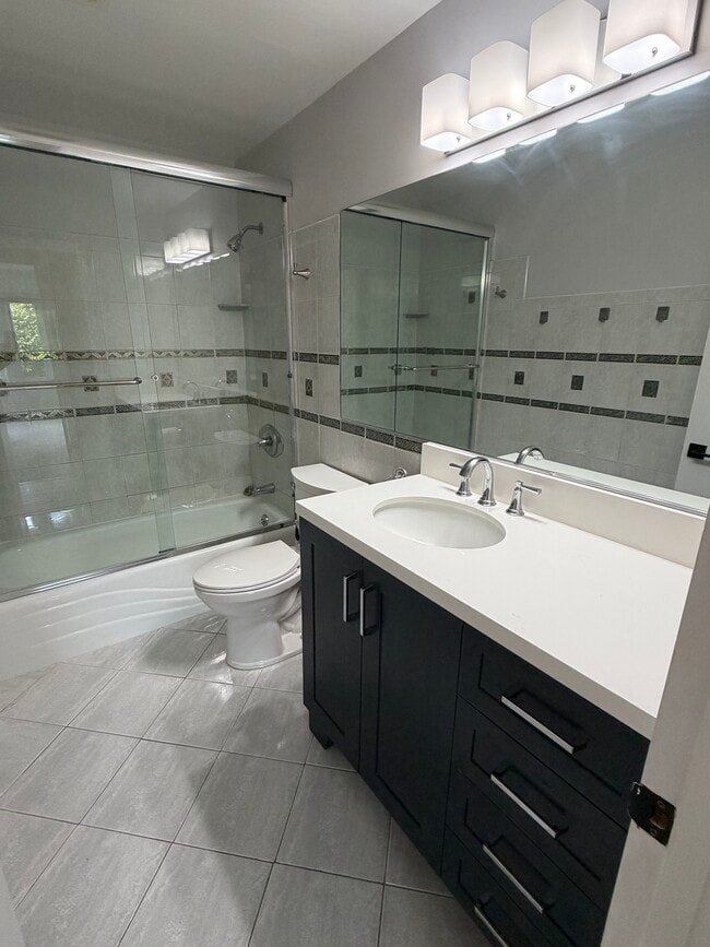 Baño - 828 N El Camino Real