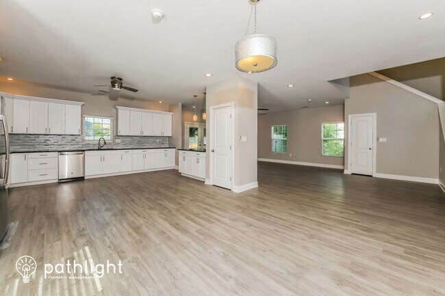 Building Photo - 925 Quash St