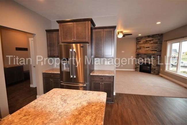 Building Photo - 4 Bedroom Luxury Town Home
