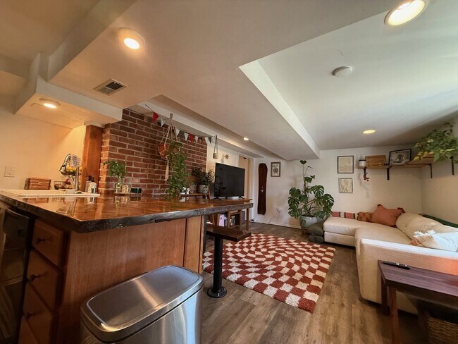 Foto del edificio - 1511 Lakeway Dr