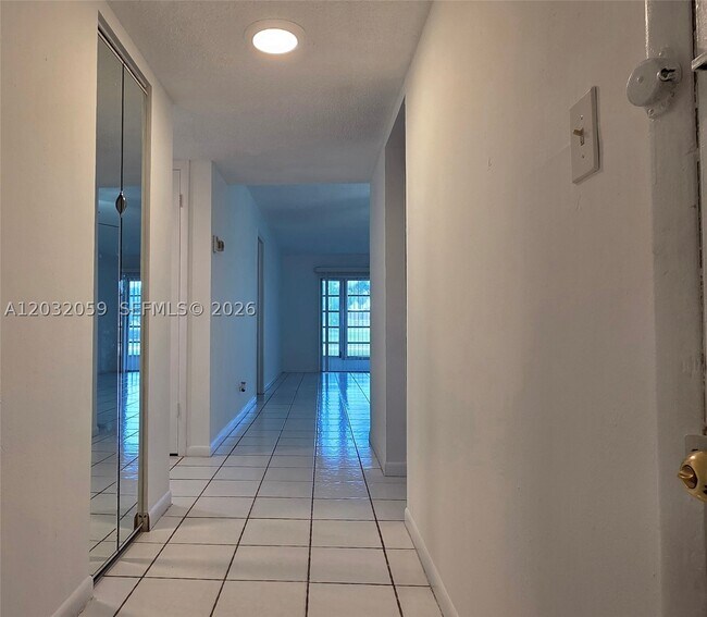 Foto del edificio - 5510 N Lakewood Cir