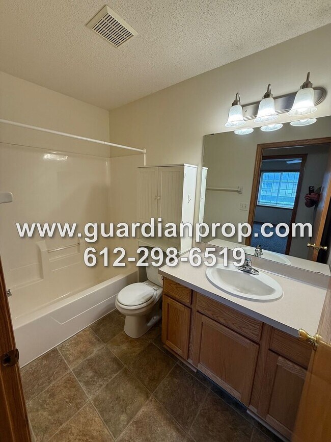 Foto del edificio - End Unit Townhouse Available Now, Updated ...