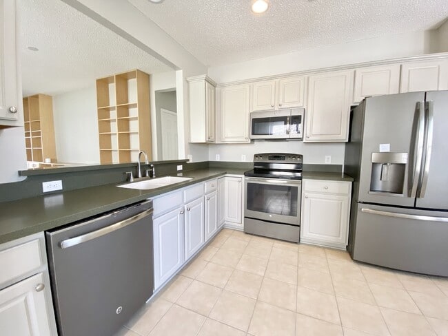 Building Photo - Beautiful, Sun City Home!