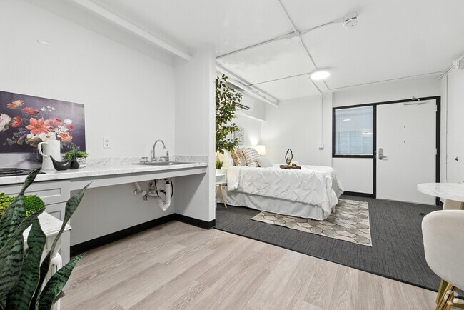 Sitting Area - 1612 Apartments