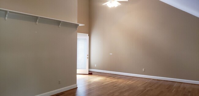 Building Photo - 800 Buffington Ct