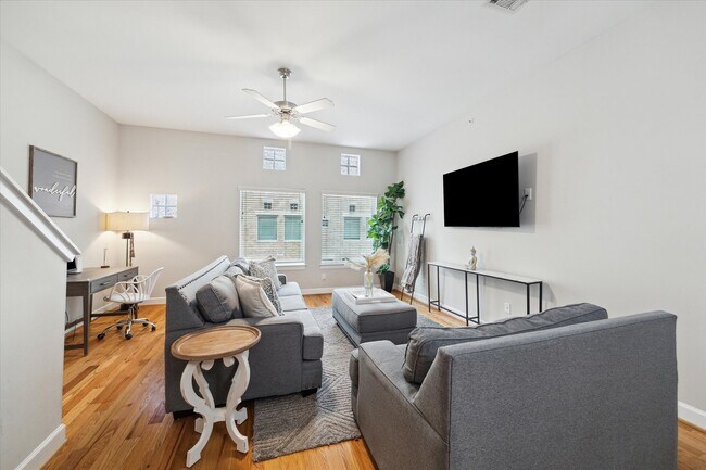 Foto del edificio - 8705 Bryam St