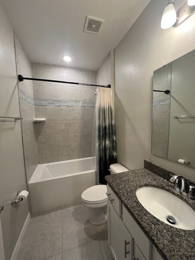 Foto del edificio - Like-New Lakefront Home in Sawmill Creek