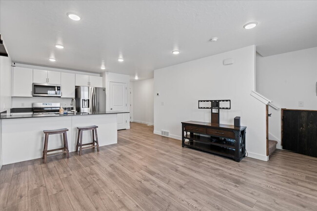 Building Photo - *$500 MOVE-IN SPECIAL* Charming 3-Bedroom ...