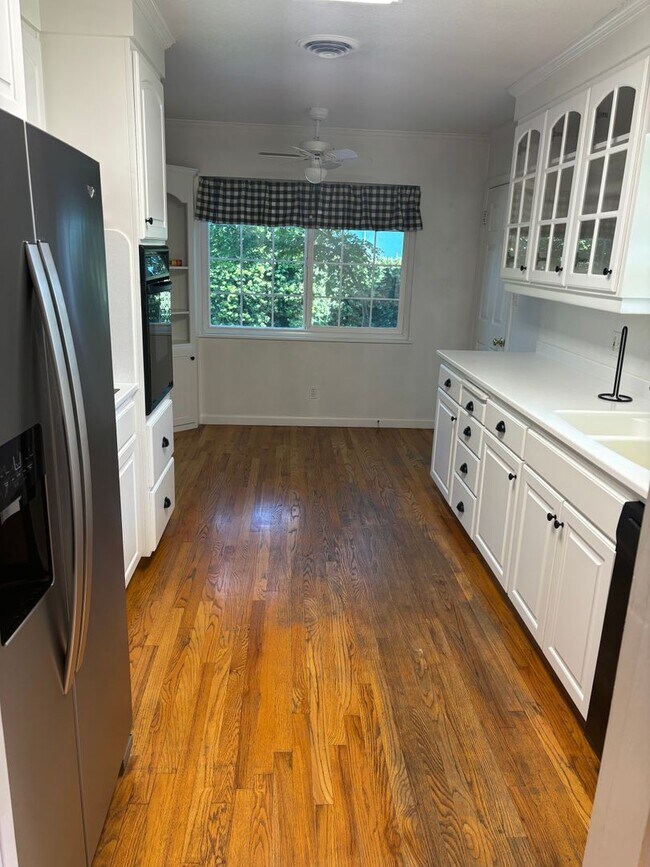 Building Photo - 3 B/R 2 BA Charming house COMING SOON!