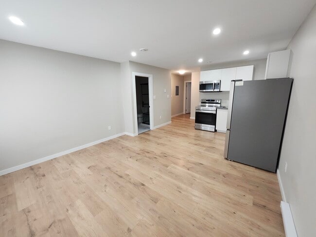 Building Photo - 210 Canterbury St