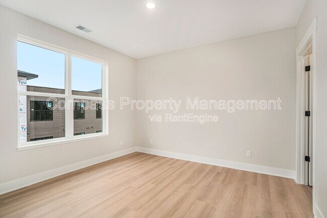 Building Photo - 5477 32nd Ave